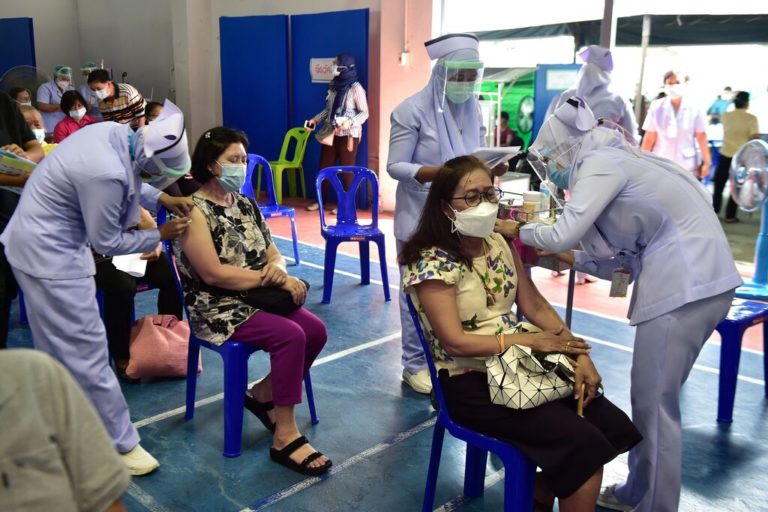 Thái Lan sửa đổi chiến lược tiêm chủng để đối phó với nguy cơ tăng ca mắc COVID-19