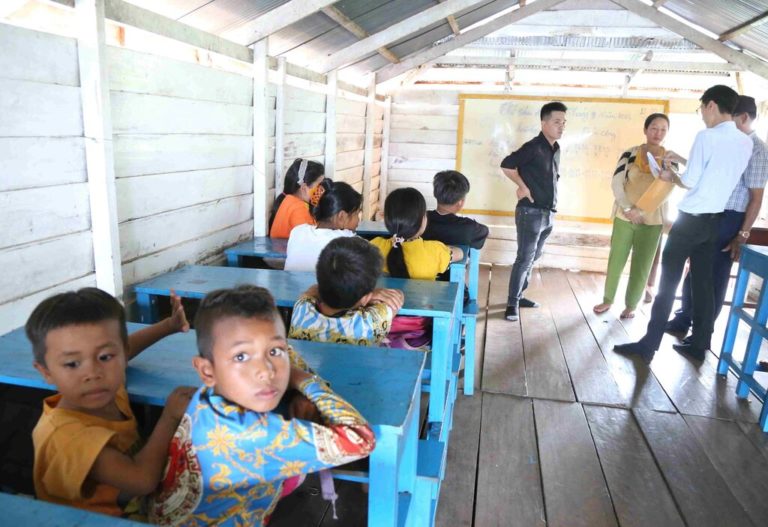 Quan tâm việc học của con em người gốc Việt trên Biển Hồ Tonle Sap (Campuchia)