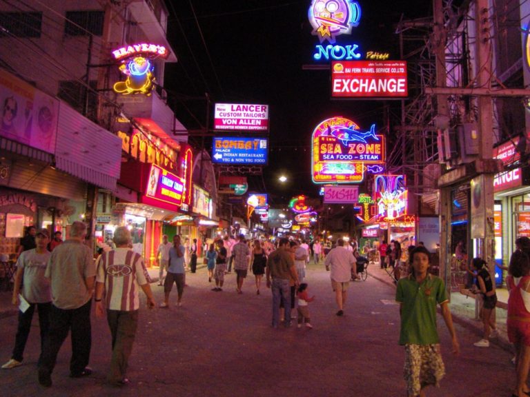 Walking_streetpattayaTHAILAND_-_panoramio.thumb.jpg.02ccec801cbb2ffca25c7a15ef4407b1