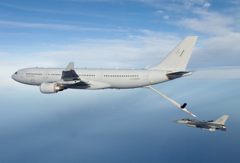 KC-30_A39-002_refuelling_an_USAF_F-16_(cropped)