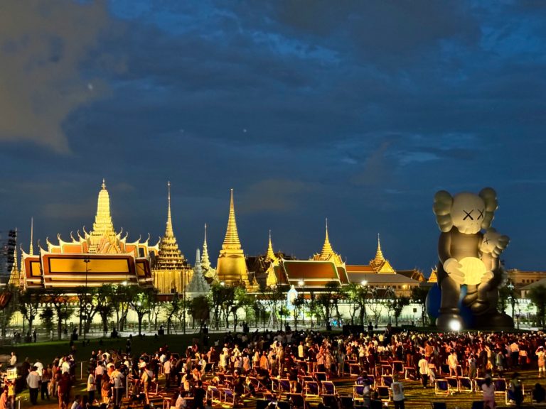 KAWS_HOLIDAY_7b9c833e28