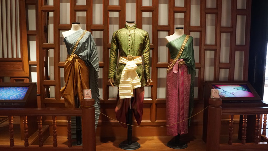 Siam_traditional_clothes