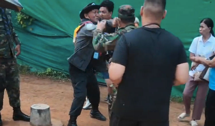 Thai-citizen-and-Thai-soldier-assault-Cambodian-soldier-in-unproved-attack-at-sacred-Ta-Mone-Thom-Temple