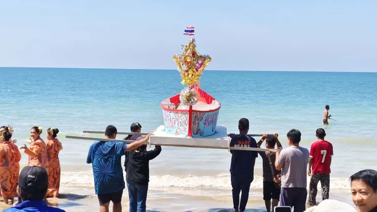 New-Year-boat-photo-Naewna.jpg-two