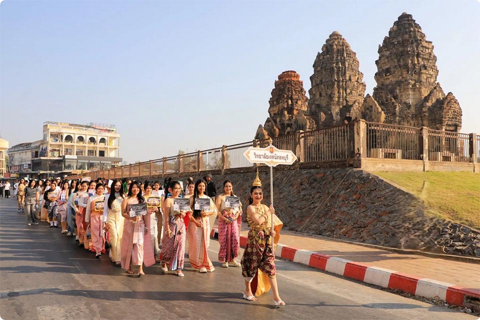 t-04-Lopburi-residents-turn-out-in-traditional-dress-to-promote-King-Narai-the-Great-Reign-Festival-2026-copy
