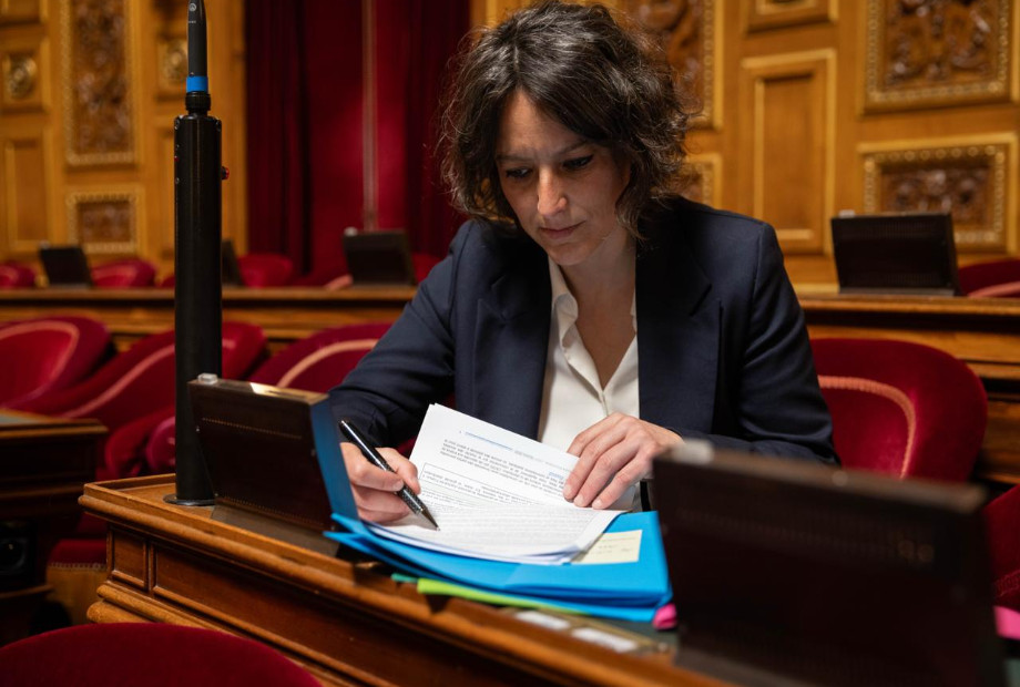 article-melanie-vogel-veut-garantir-le-droit-a-l-ivg-pour-les-francaises-de-l-etranger-QXg7